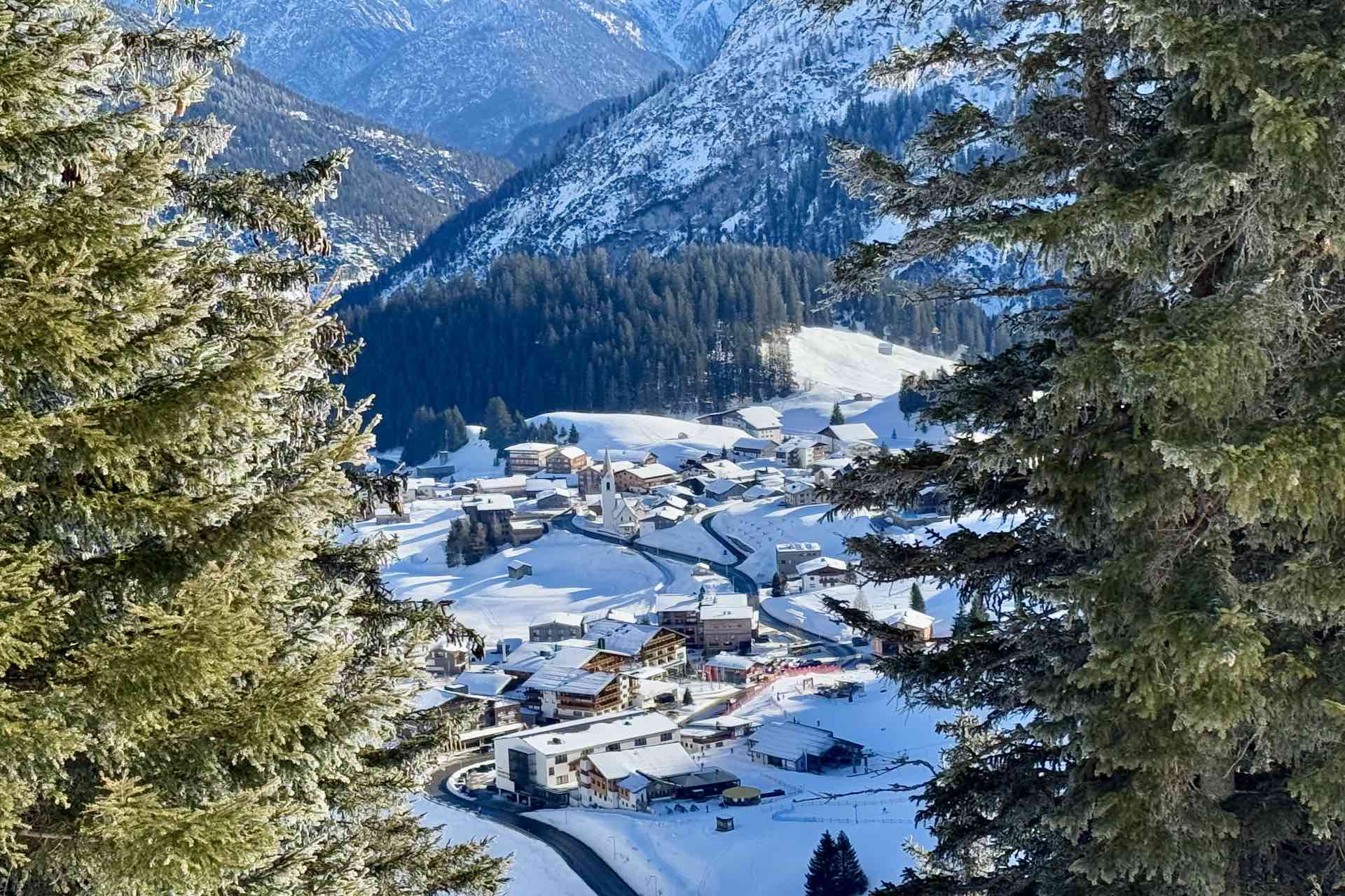 Warth am Arlberg auf 1.500 m Höhe – Ski Arlberg ist das schneesicherste und größte Skigebiet in Österreich