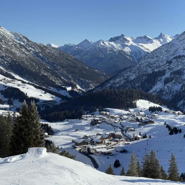 Warth am Arlberg in Österreich – Winterurlaub in den Bergen – TOP Skigebiet Ski Arlberg