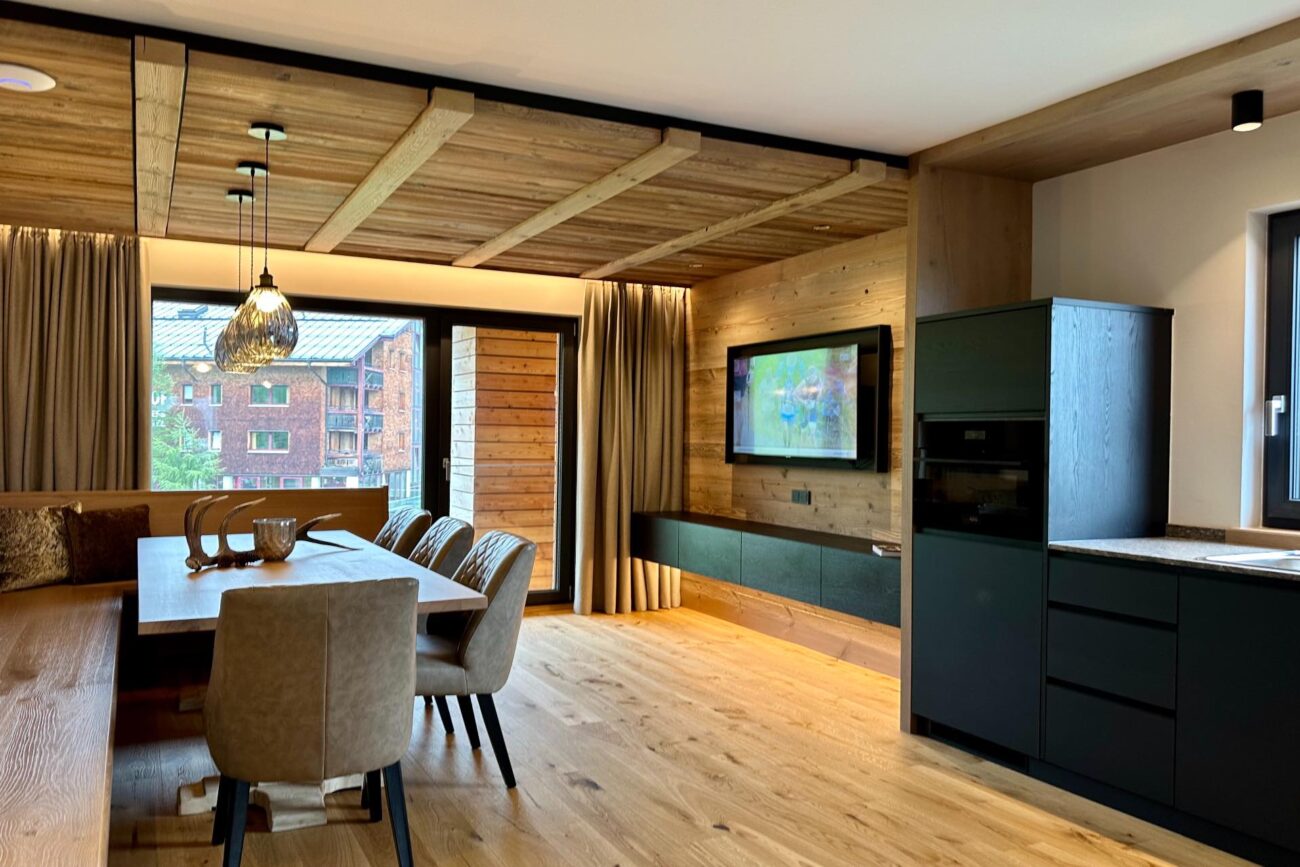 Alpen-Chalet in Österreich - Wohnzimmer mit Blick in die Berge