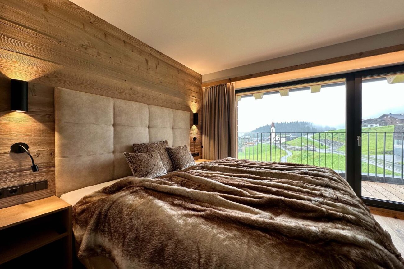 Alpenchalet am Arlberg in Österreich - Schlafzimmer mit Blick zur Kirche nach Warth