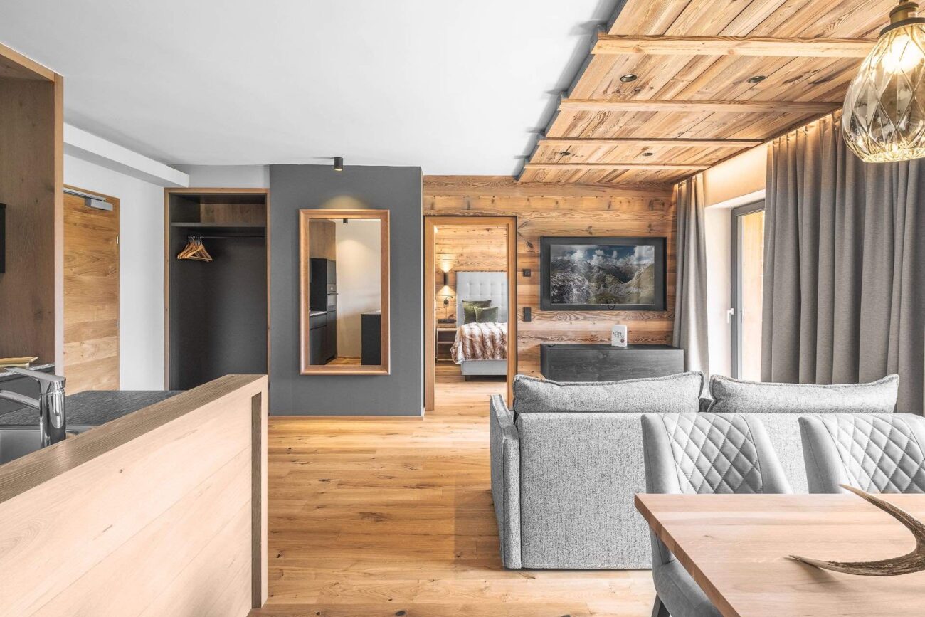 Apartment Lech Valley Lodge am Arlberg – die schönsten Apartments in Österreich – traumhafte Lage – großes Wohnzimmer mit offener Wohnküche und 1 – 3 Schlafzimmer