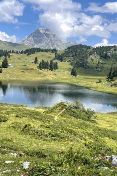 Körbersee im Wandergebiet am Arlberg in Österreich - der schönste Bergsee auf 1.675 m Seehöhe - max. Tiefe 8 Meter - Wassertemperatur im Sommer bis 24 Grad C