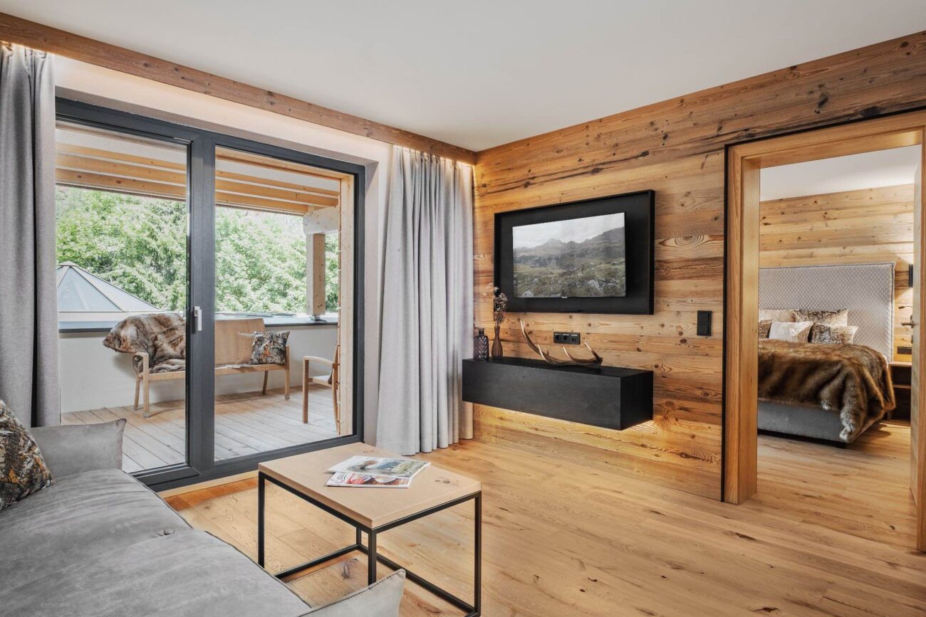 Apartments in Warth zum mieten – großes Apartment mit wunderschöner Terrasse und Blick in die Berge – Schlafzimmer mit Bad/WC und Balkon