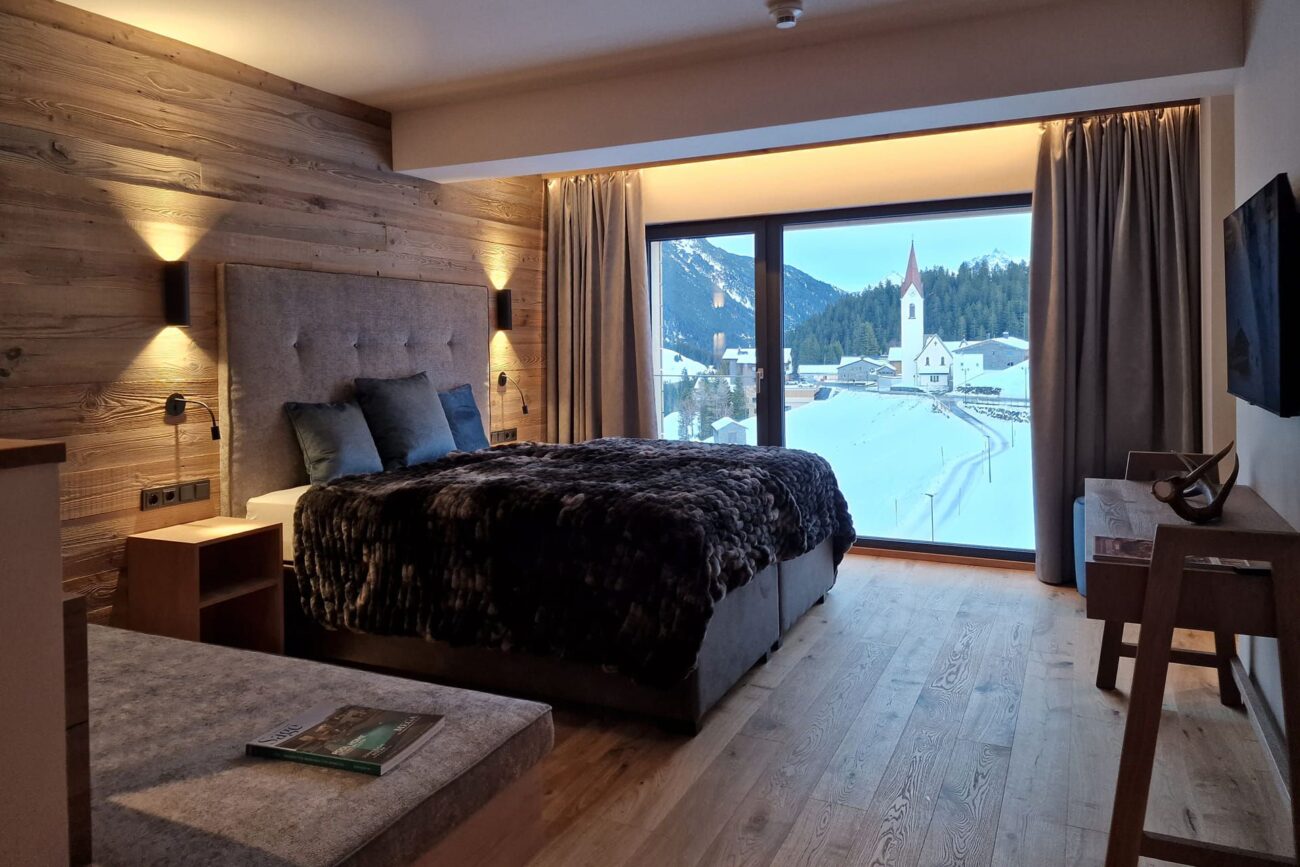 Lech Valley Lodges am Arlberg – die schönsten Lodges in Österreich – traumhafte Lage – große Schlafzimmer mit Bad/WC und Balkon – große Wohnzimmer mit offener Wohnküche und Balkon