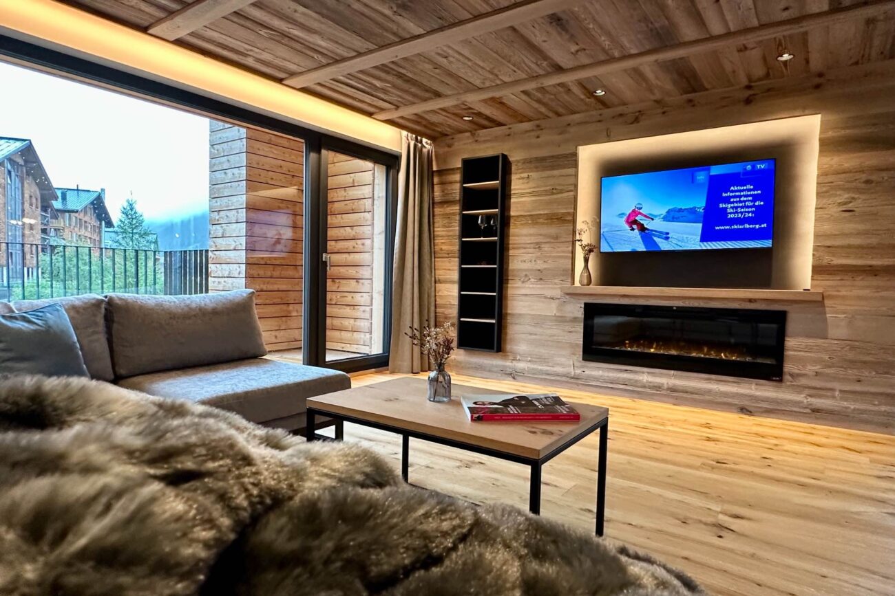 Lech Valley Lodges am Arlberg –– traumhafte Lage – große Wohnzimmer mit offener Wohnküche und Balkon - die schönsten Lodges in Österreich
