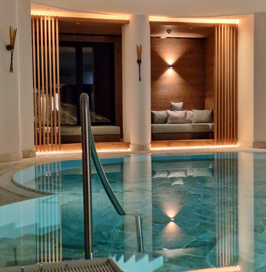 Aparthotel Arlberg Pool mit Sauna und Wellnessbereich - einzigartig in den Bergen in Österreich - die schönste Wellnesslandschaft mit Blick in die Berge